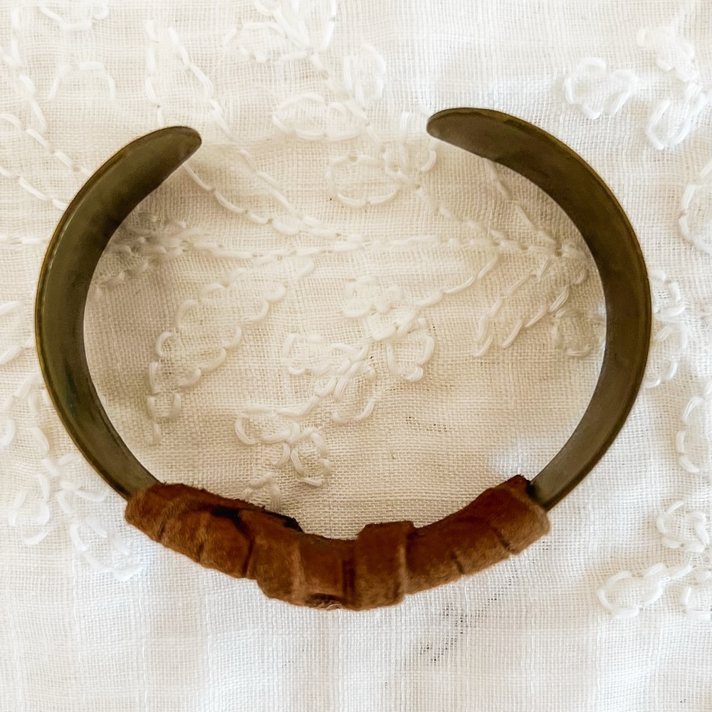 Vintage Brass and Suede Cuff Bracelet Boho Chic Jewelry - Picture 4 of 8